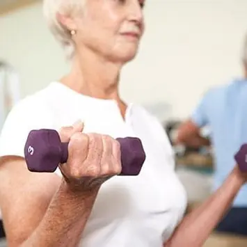 Musculação ajuda pessoas idosas a ganhar massa e a manter o corpo forte e com mobilidade