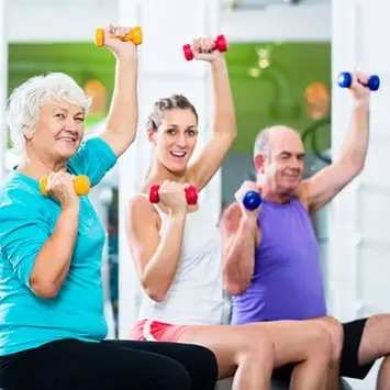 Treino muscular e caminhada intercalados ajudam a melhorar a saúde dos idosos, aponta estudo 