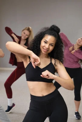 Aulas de dança viram tendência no pré-carnaval e contribuem para o condicionamento físico dos foliões