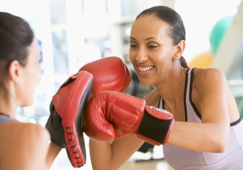 Praticar boxe ajuda a queimar gorduras e eliminar o estresse do dia a dia