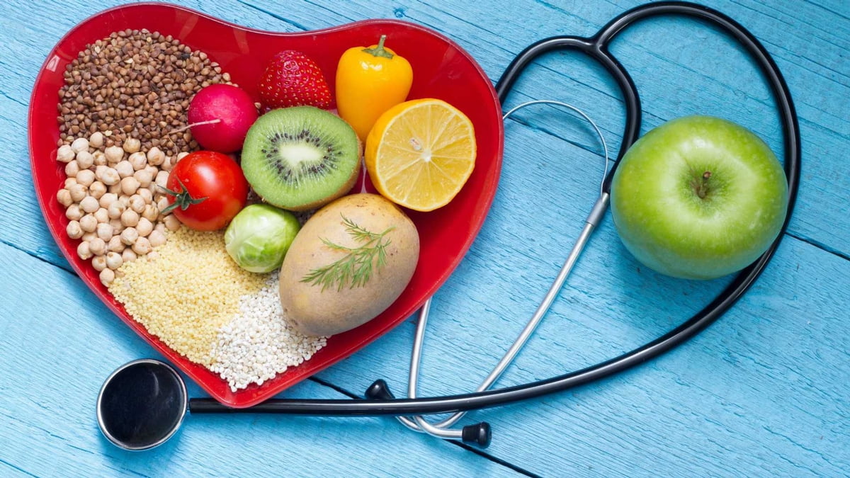 Níveis elevados de colesterol ruim aumentam risco de infarto, aponta Sociedade Brasileira de Cardiologia. Dieta equilibrada e exercícios físicos são importantes armas no tratamento
